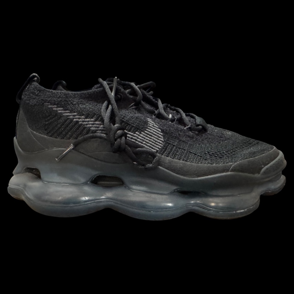 👟 Nike Flyknit Women’s Sneakers – Size 9